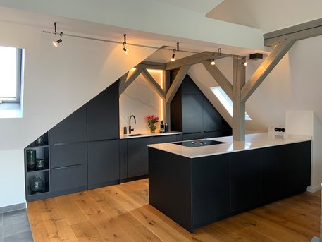 Kreativ | Holz | Design in Bayreuth-Bindlach | Referenz Schreinerküche in Giebel mit Dachschräge