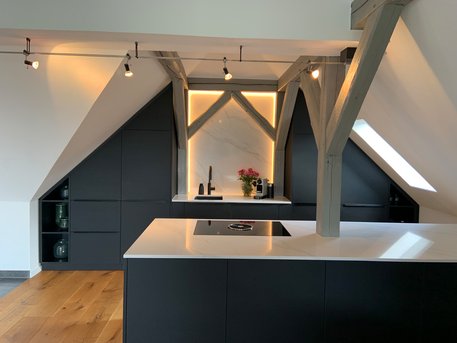 Kreativ | Holz | Design in Bayreuth-Bindlach | Referenz Schreinerküche in Giebel mit Dachschräge