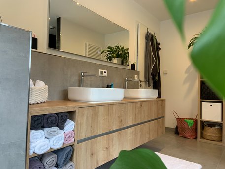 Kreativ | Holz | Design in Bayreuth-Bindlach | Referenz Bad Gäste WC Waschtisch Eiche Griffmulde modern vom Schreiner